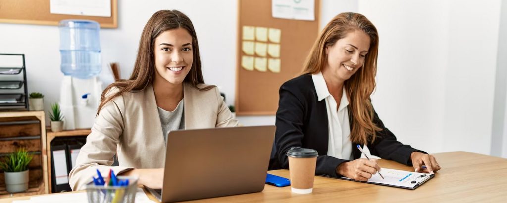 Deux femmes assise à un bureau