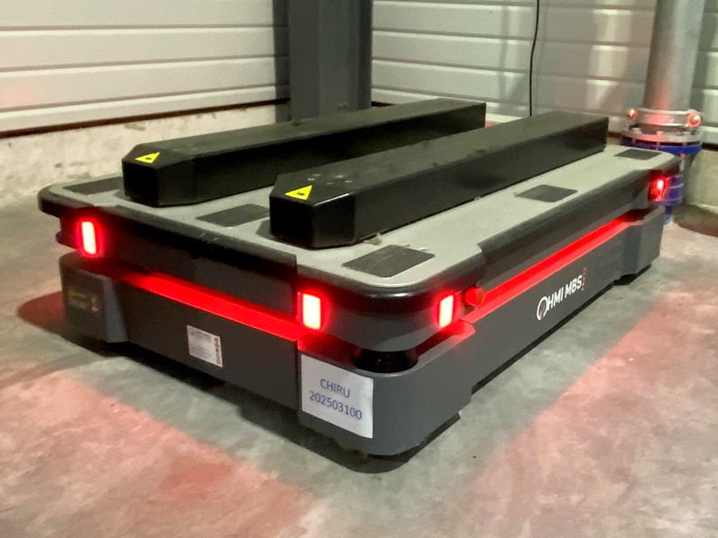 Robot AGV en action, équipé d'une interface HMI intuitive et intégrant le système MBS, illustrant l'automatisation intelligente et la mobilité optimisée dans un environnement industriel moderne.