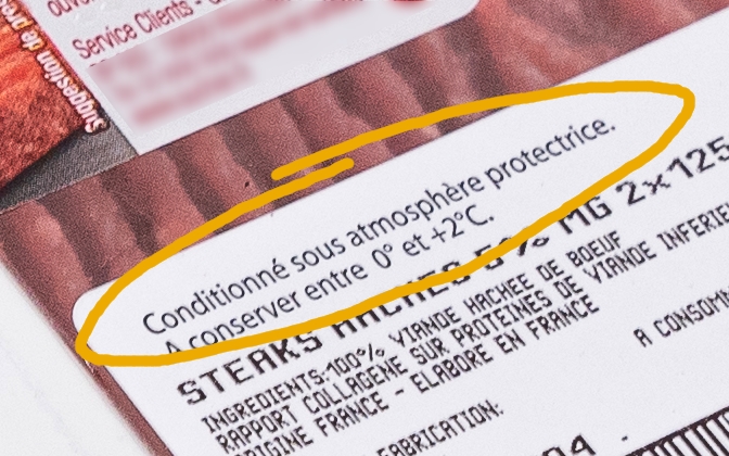 Étiquette de caisse affichant clairement la mention "conditionné sous atmosphère protectrice", attestant du procédé de conditionnement sous atmosphère modifiée pour garantir la fraîcheur et la qualité optimale des produits.