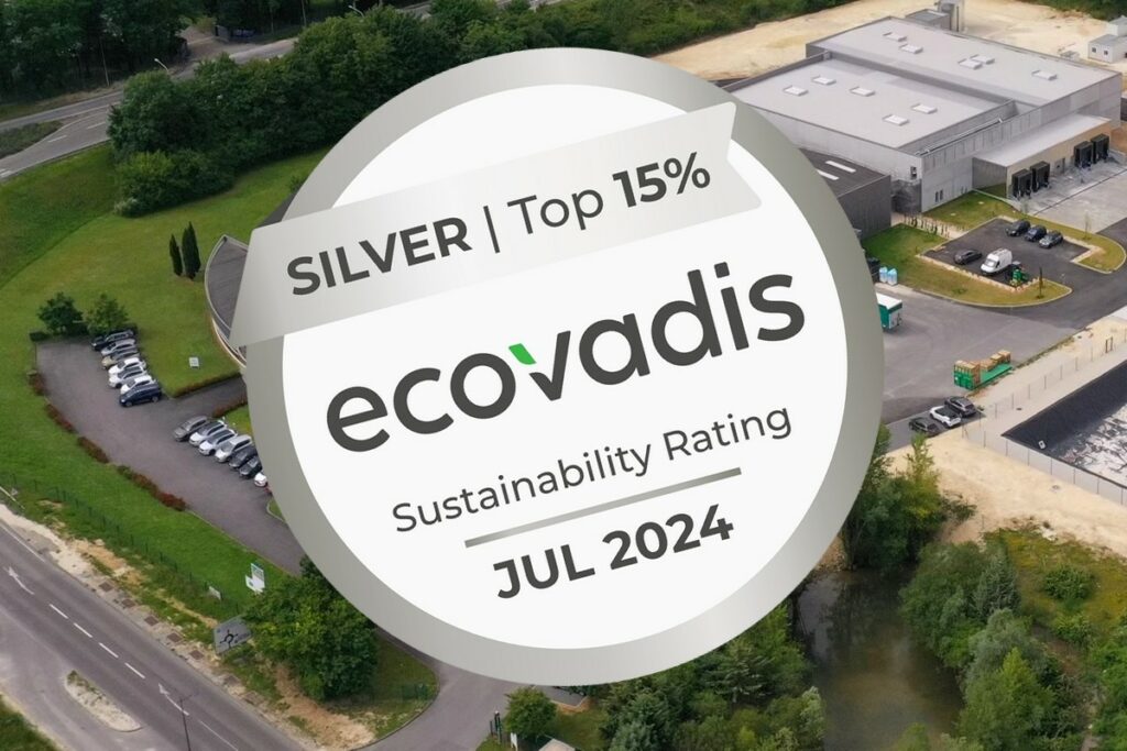 Logo label Ecovadis avec en arrière-plan le site de picard thermoformage