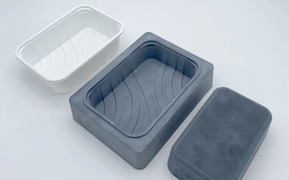 Moule outillage utilisé pour le thermoformage, illustrant l'outil industriel précis permettant de façonner des emballages plastiques avec une grande précision et qualité.