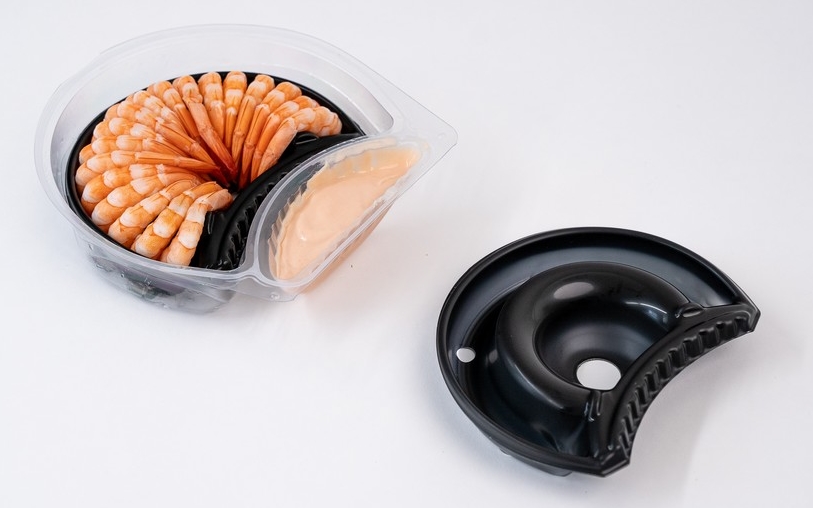 Barquette en plastique noire façonnée en forme de couronnes, spécialement conçue pour accueillir des crevettes accompagnées d'une sauce cocktail, alliant design élégant et fonctionnalité pour sublimer les produits de la mer.