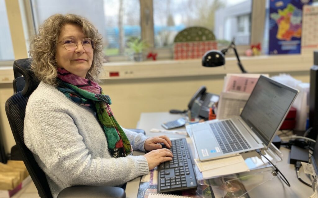 Portrait de Stéphanie, approvisionneuse chez Picard Thermoformage, capturée dans un environnement industriel moderne. Son regard concentré et son sourire professionnel témoignent de son rôle essentiel dans la gestion efficace des approvisionnements, garantissant la qualité et la continuité de la production.